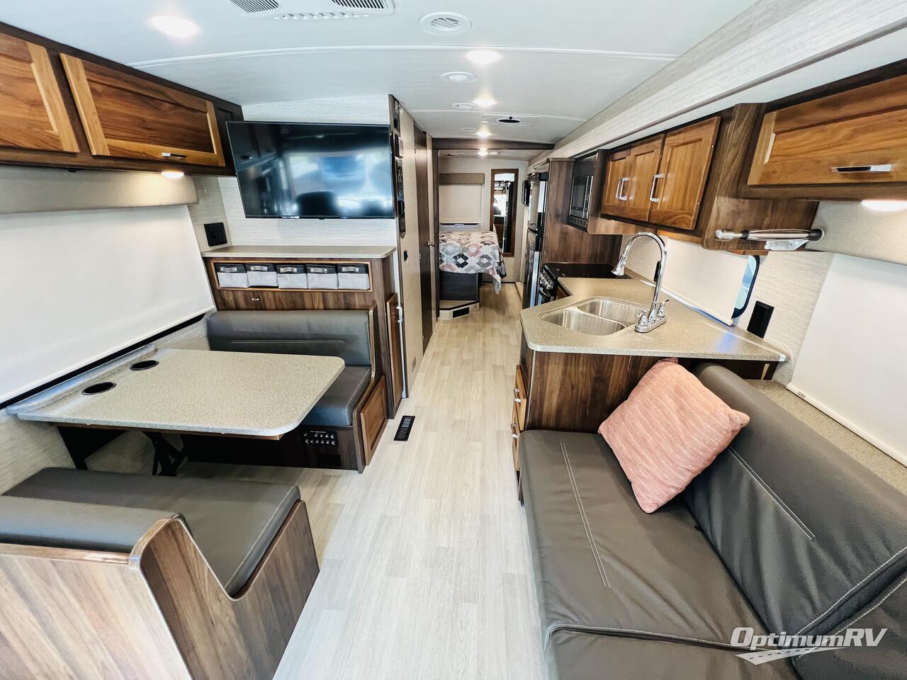 2021 Winnebago Sunstar 29V Photo 9