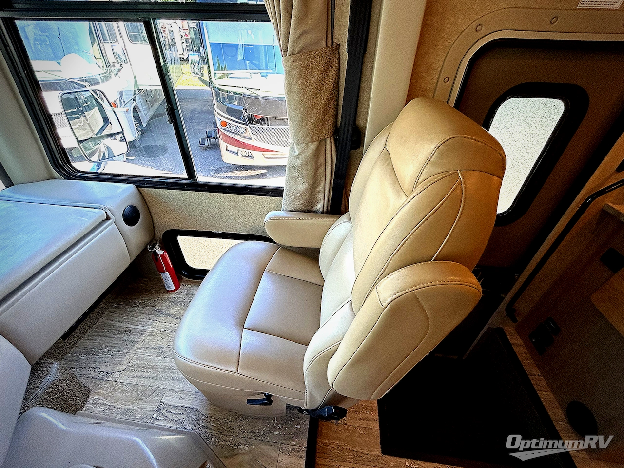 2016 Thor Hurricane 34F Photo 5