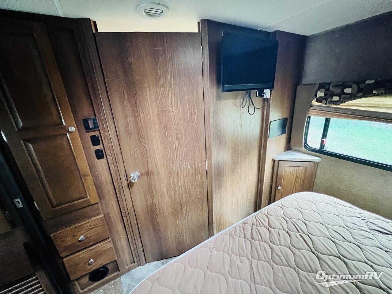 2015 Coachmen Leprechaun 260DS Chevy 4500 Photo 13