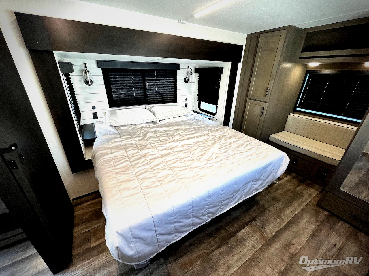2025 Forest River Cherokee Arctic Wolf Suite 3650SUITE Photo 28