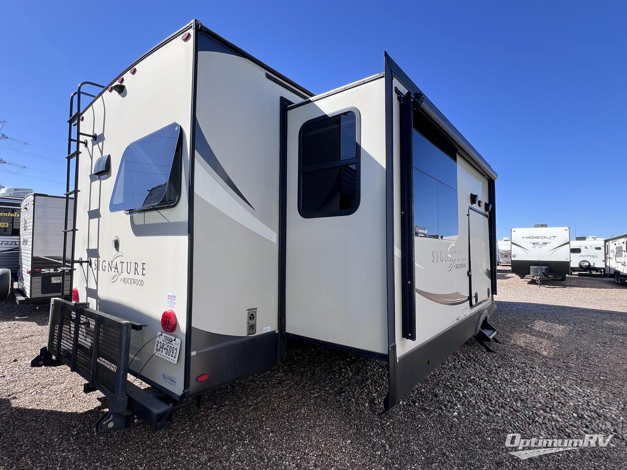 2020 Forest River Rockwood Signature Ultra Lite 8332SB Photo 2