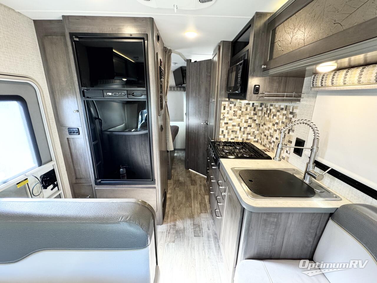 2017 Winnebago Fuse 23T Photo 3