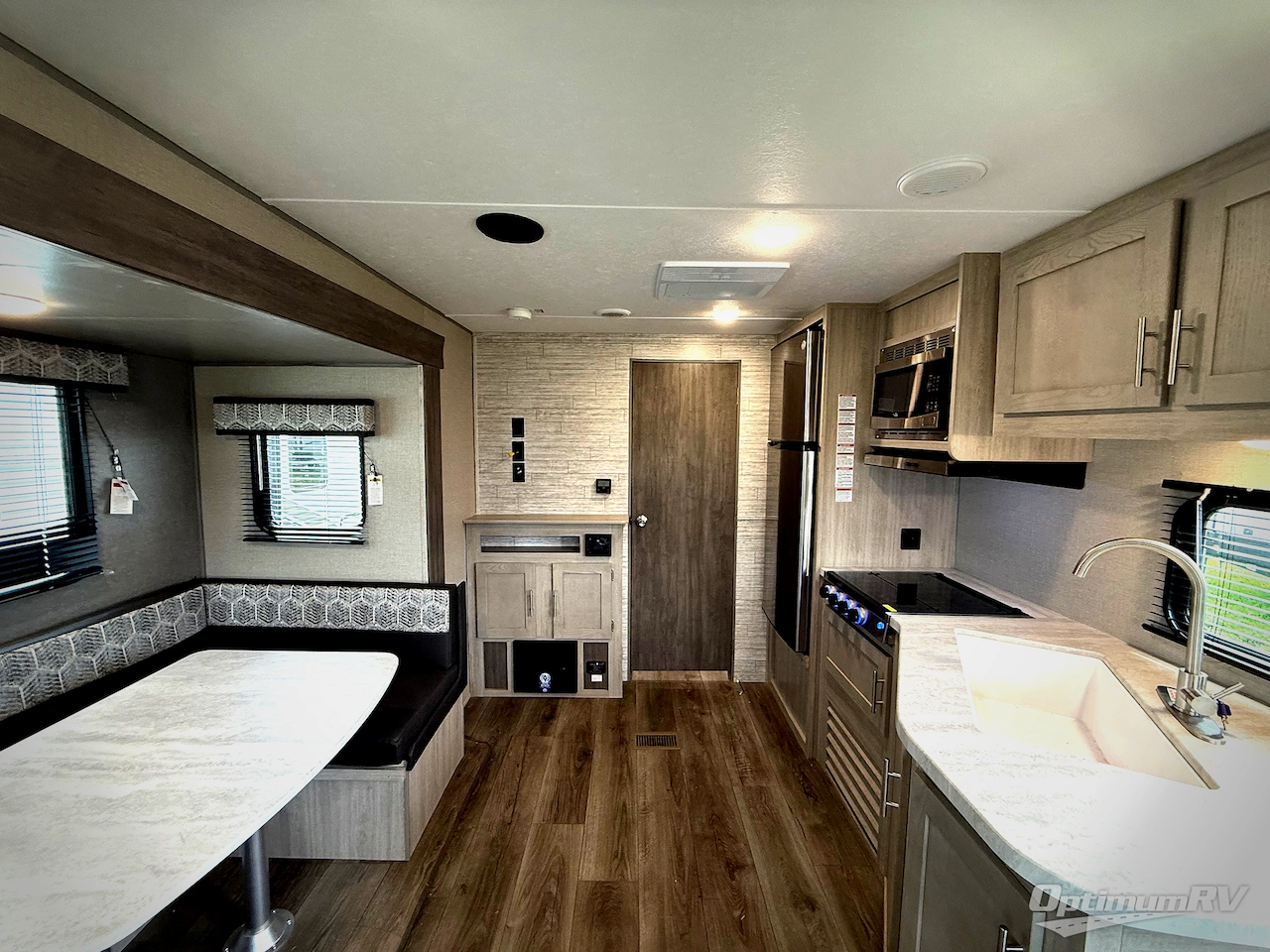 2023 Coachmen Catalina Summit Series 8 231MKS Photo 4