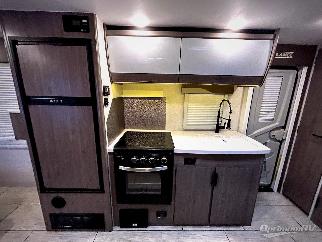 2023 Lance Lance Travel Trailers 1995 Photo 5