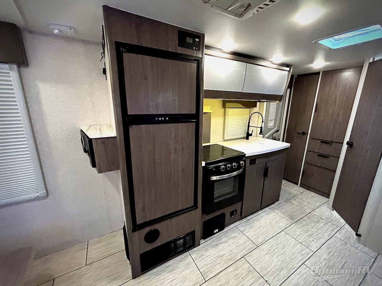 2023 Lance Lance Travel Trailers 1995 Photo 8