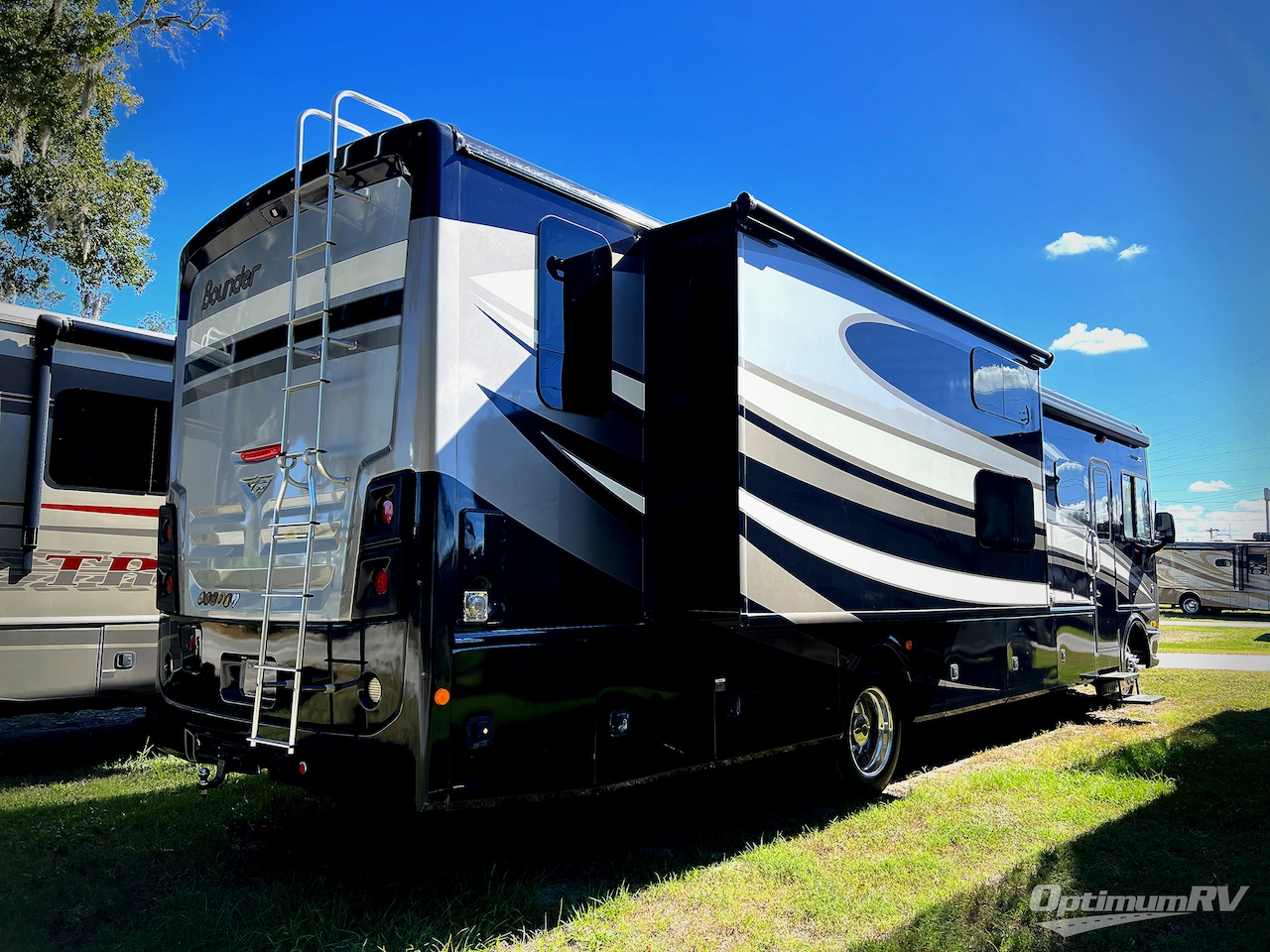 2016 Fleetwood Bounder 36H Photo 3