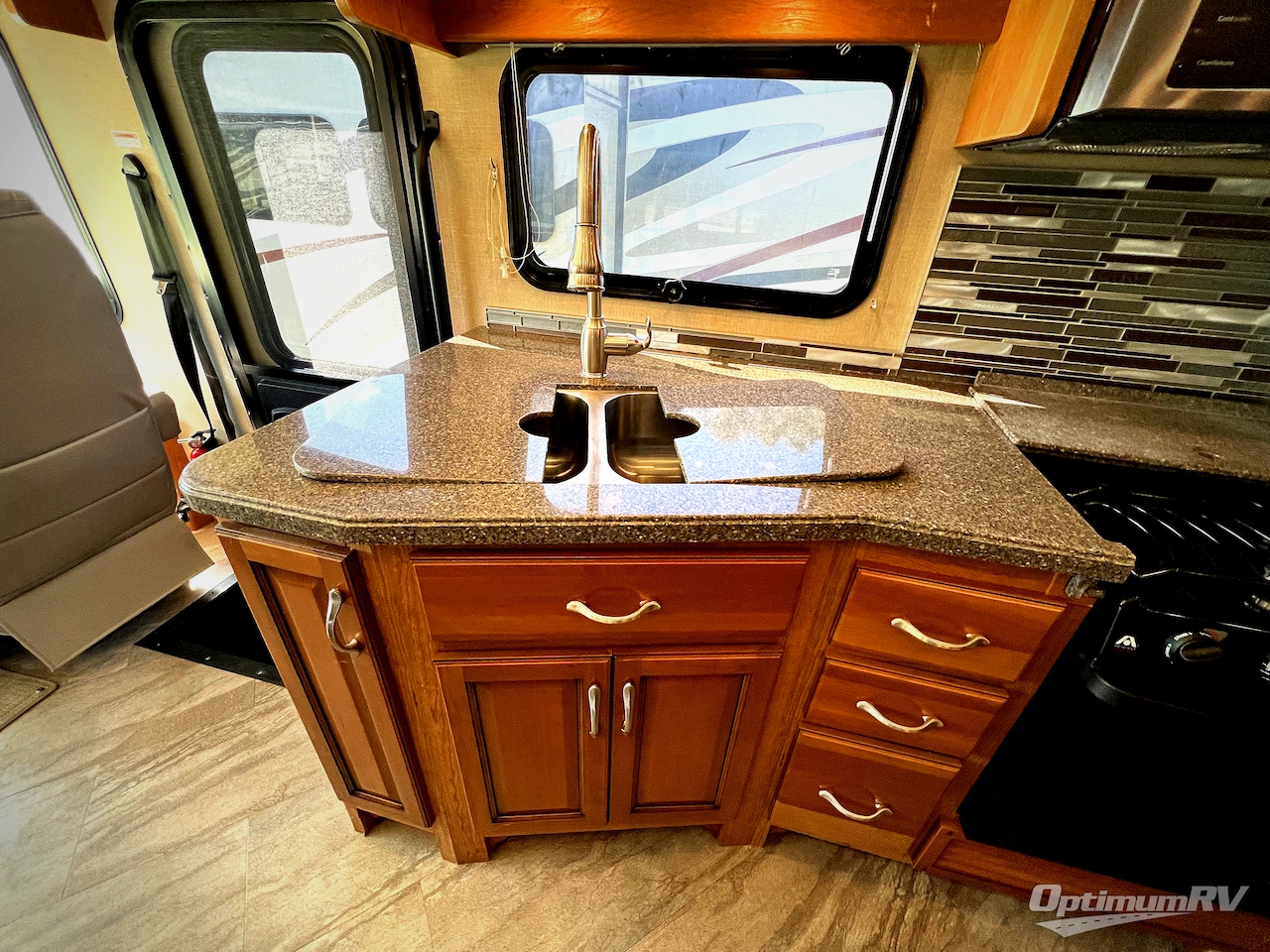 2016 Fleetwood Bounder 36H Photo 12