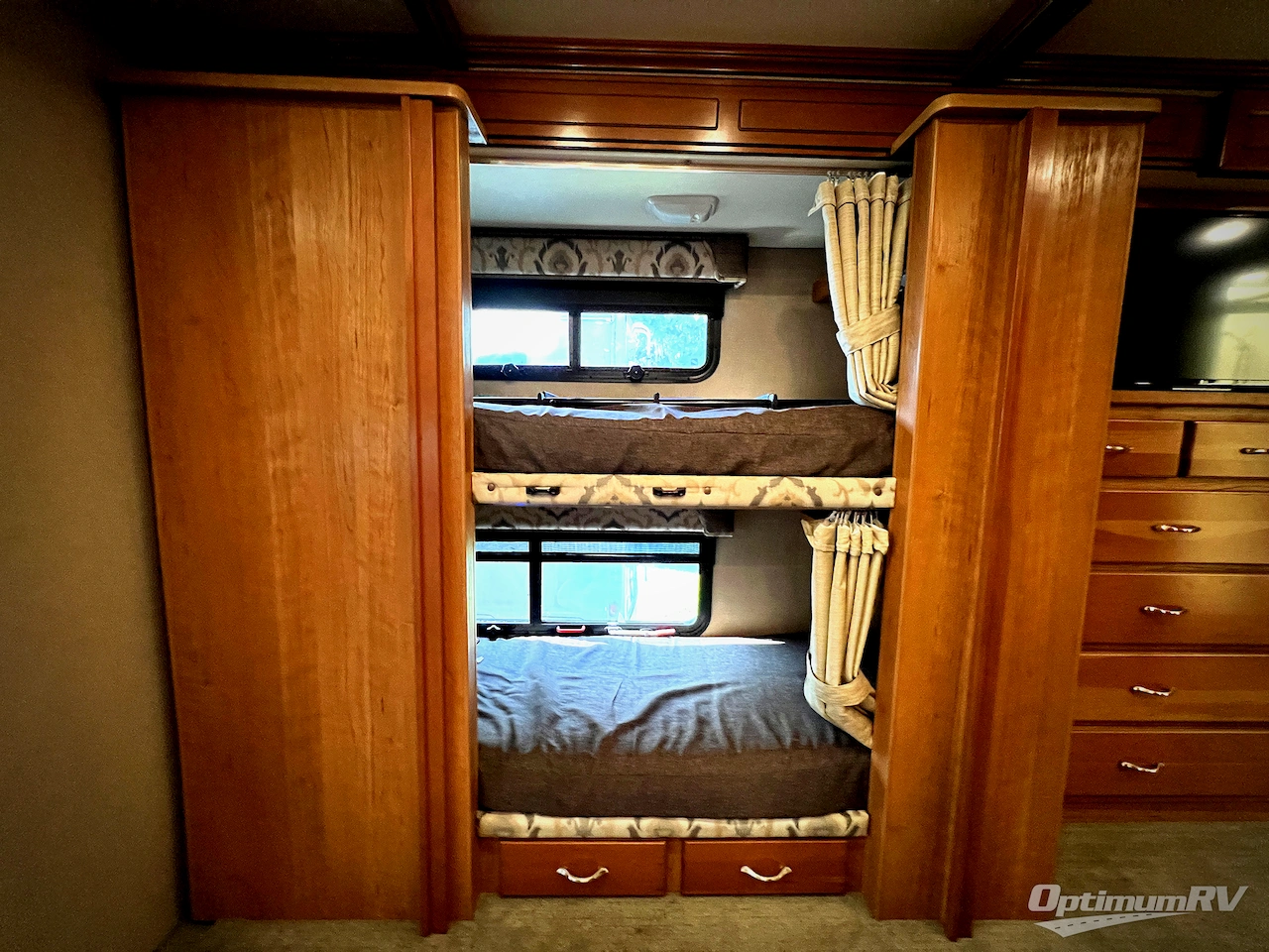 2016 Fleetwood Bounder 36H Photo 17