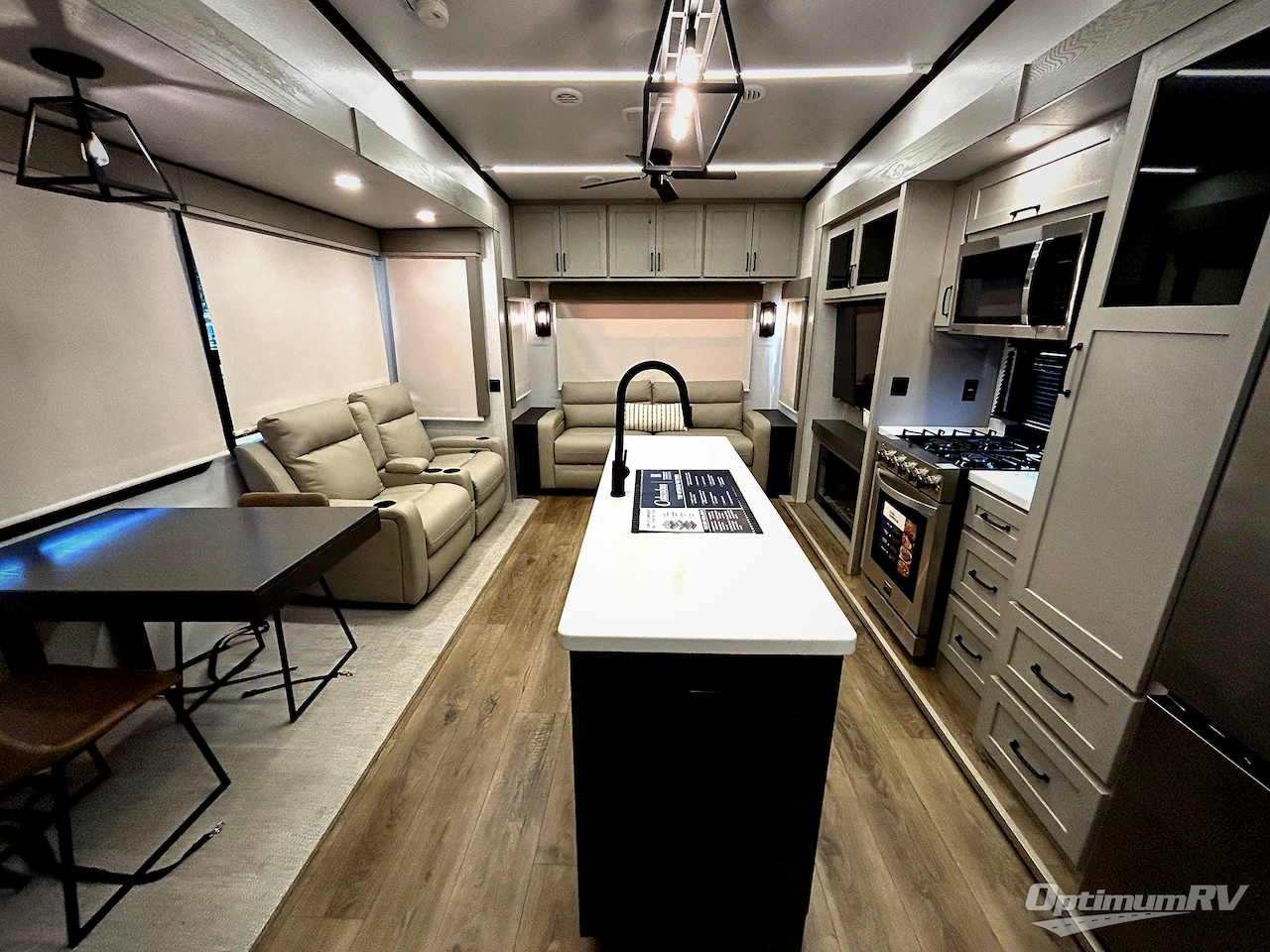 2025 Palomino Columbus 380RL Photo 4