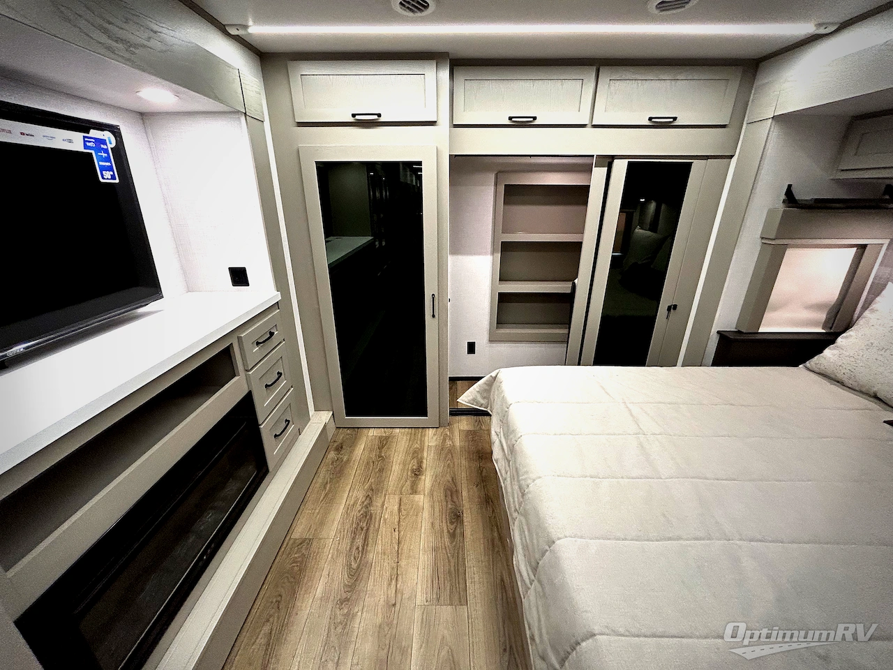 2025 Palomino Columbus 380RL Photo 8