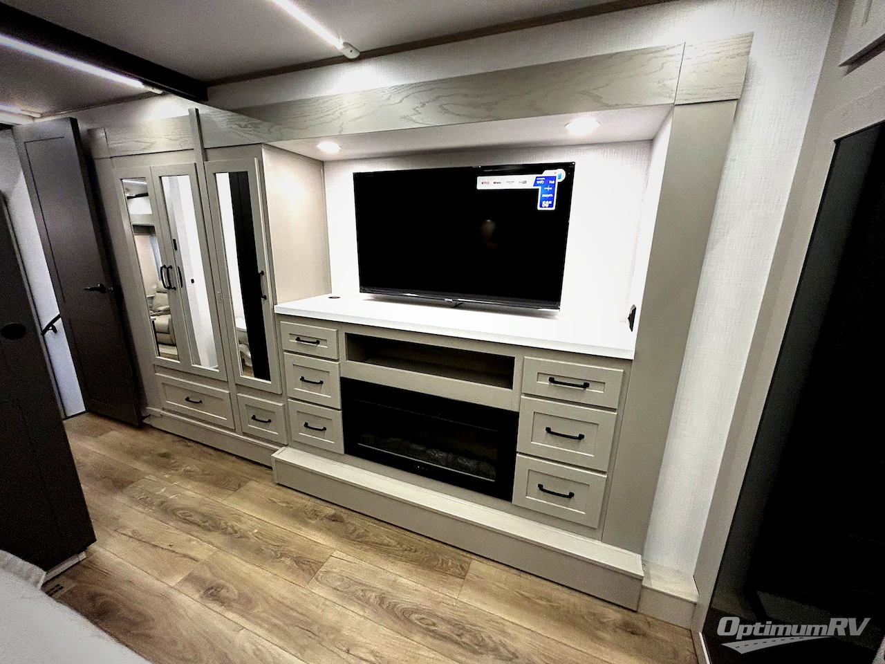 2025 Palomino Columbus 380RL Photo 10