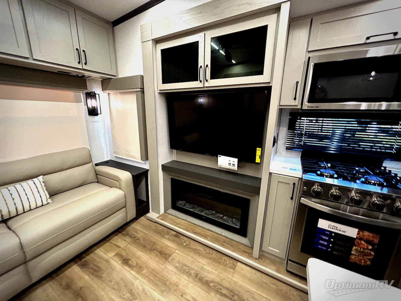 2025 Palomino Columbus 380RL Photo 18