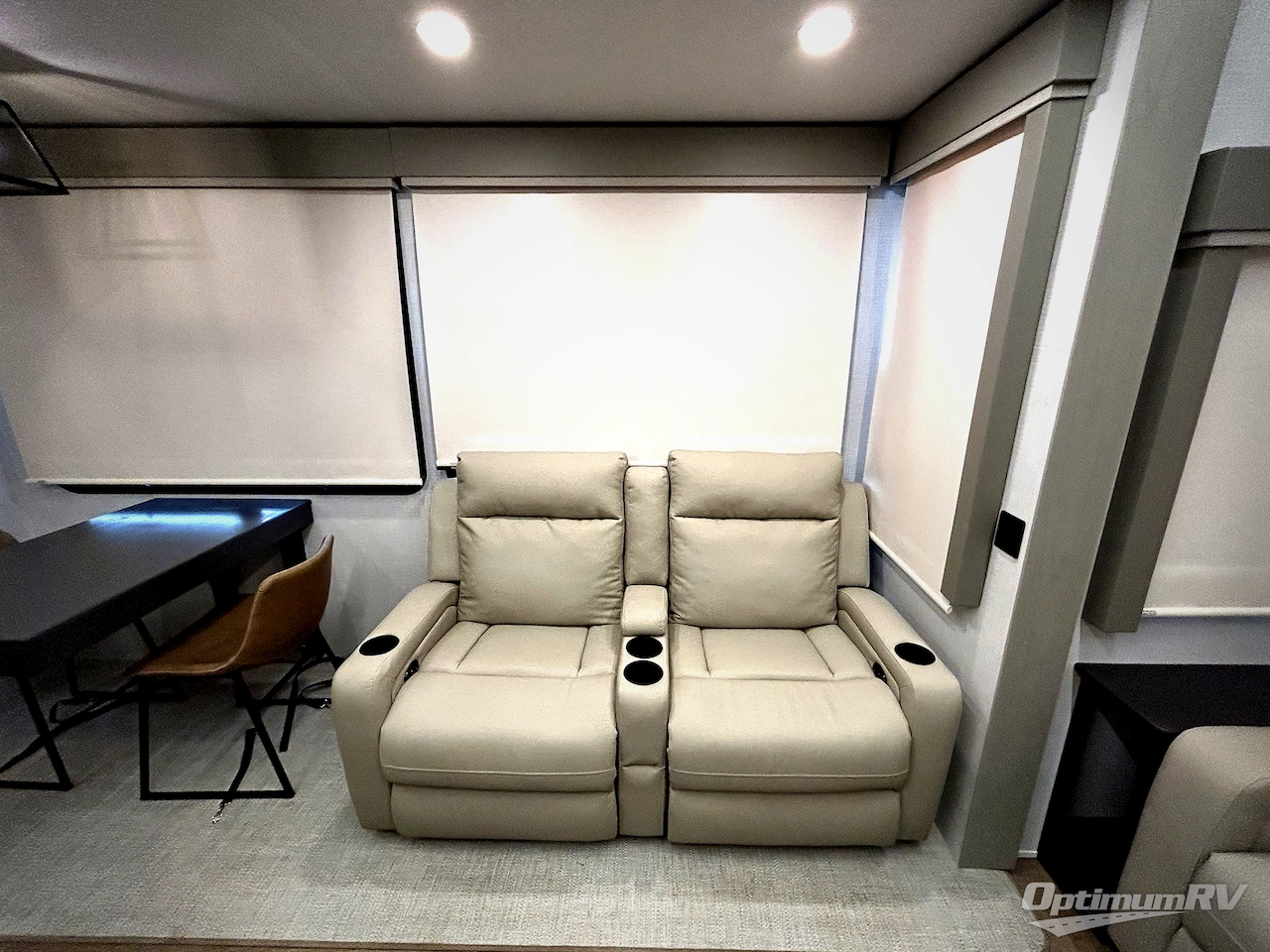 2025 Palomino Columbus 380RL Photo 17
