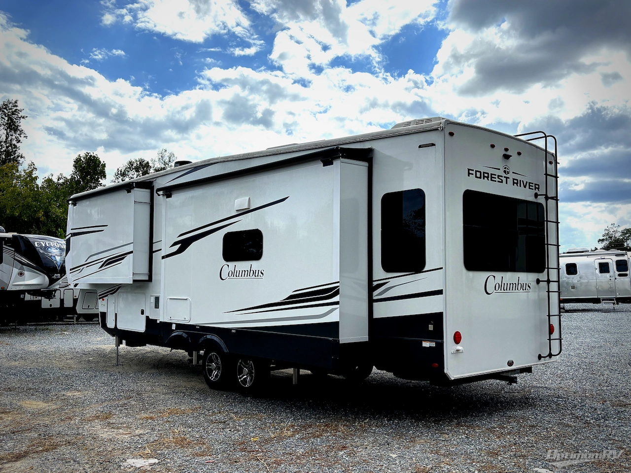 2025 Palomino Columbus 380RL Photo 3