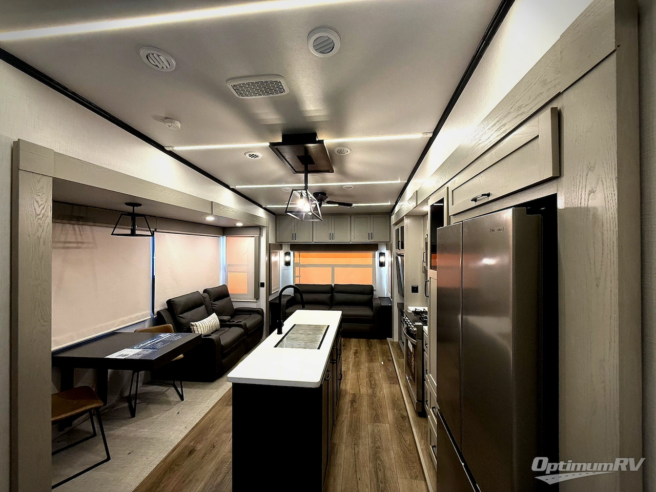 2025 Palomino Columbus 380RL Photo 4