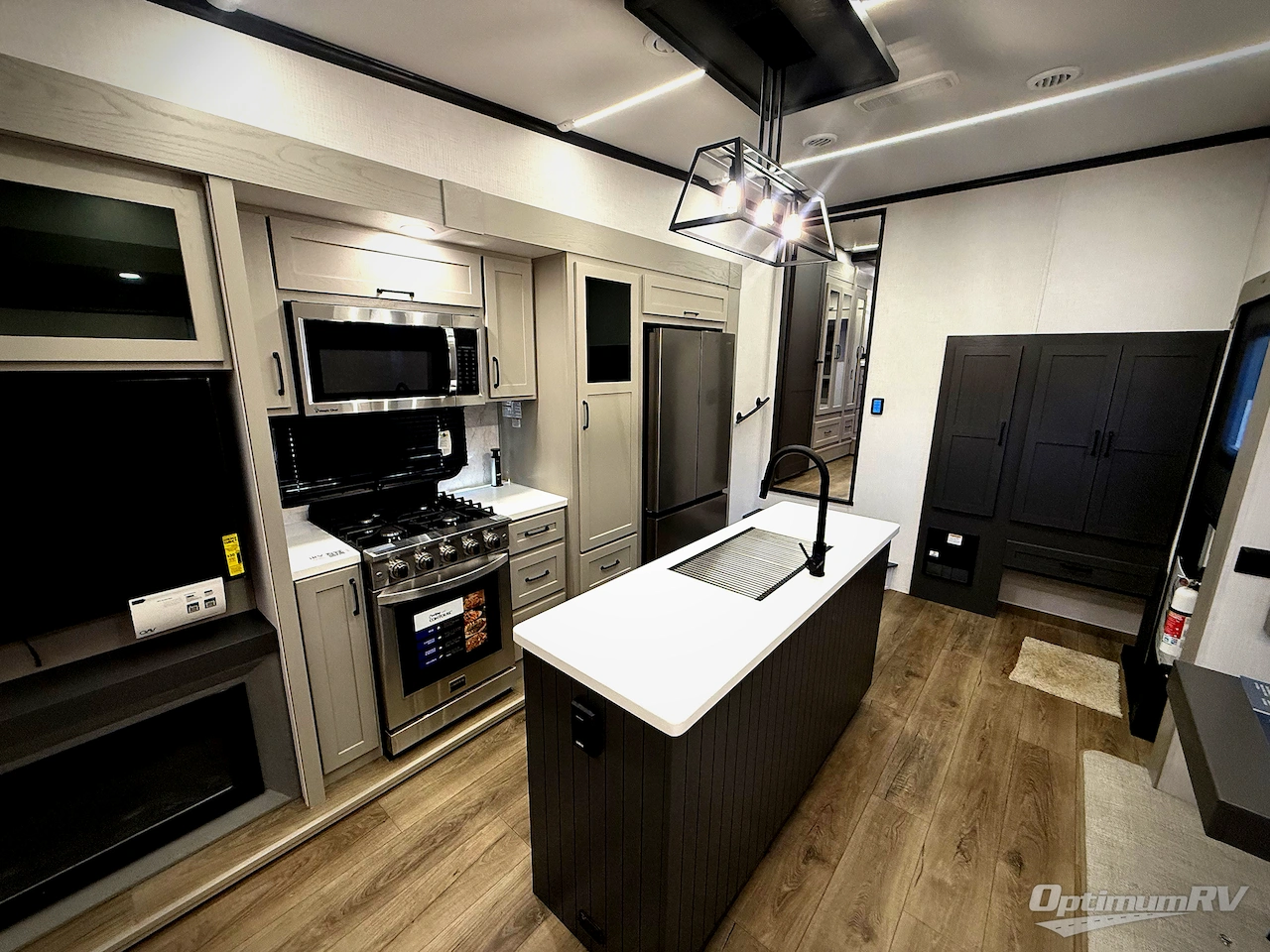 2025 Palomino Columbus 380RL Photo 11