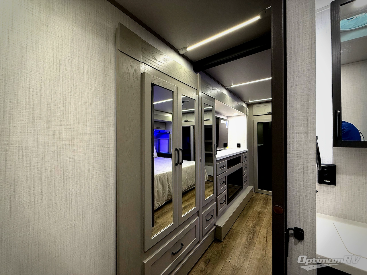 2025 Palomino Columbus 380RL Photo 20