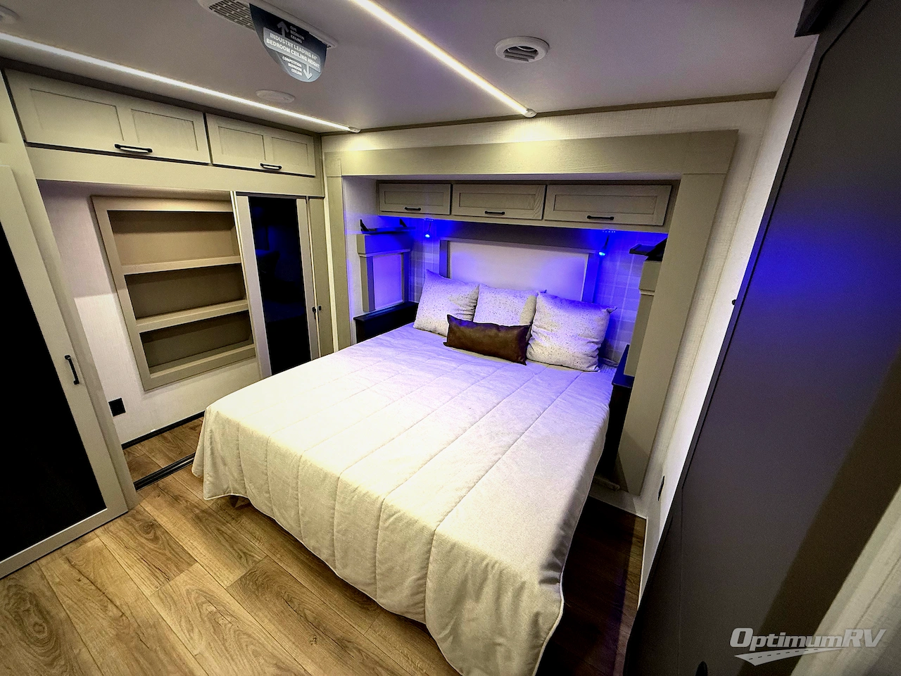 2025 Palomino Columbus 380RL Photo 21