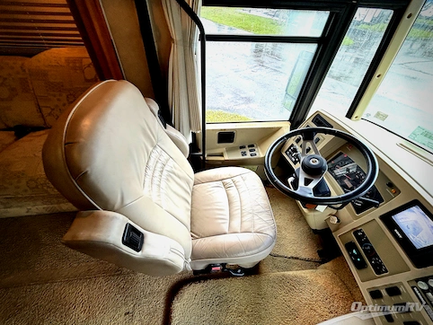 2006 Winnebago Adventurer 37B RV Photo 2