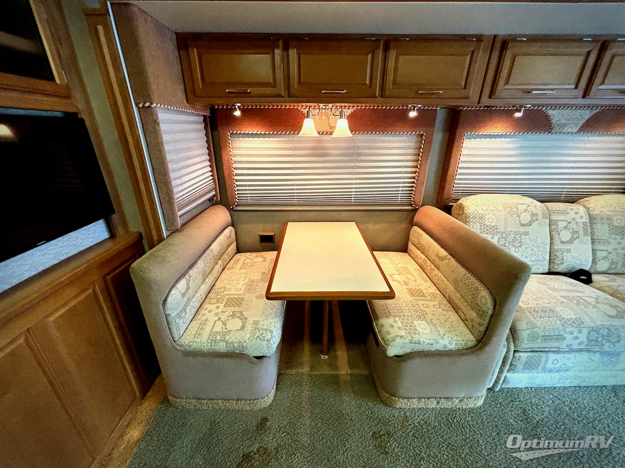 2006 Winnebago Adventurer 37B Photo 12