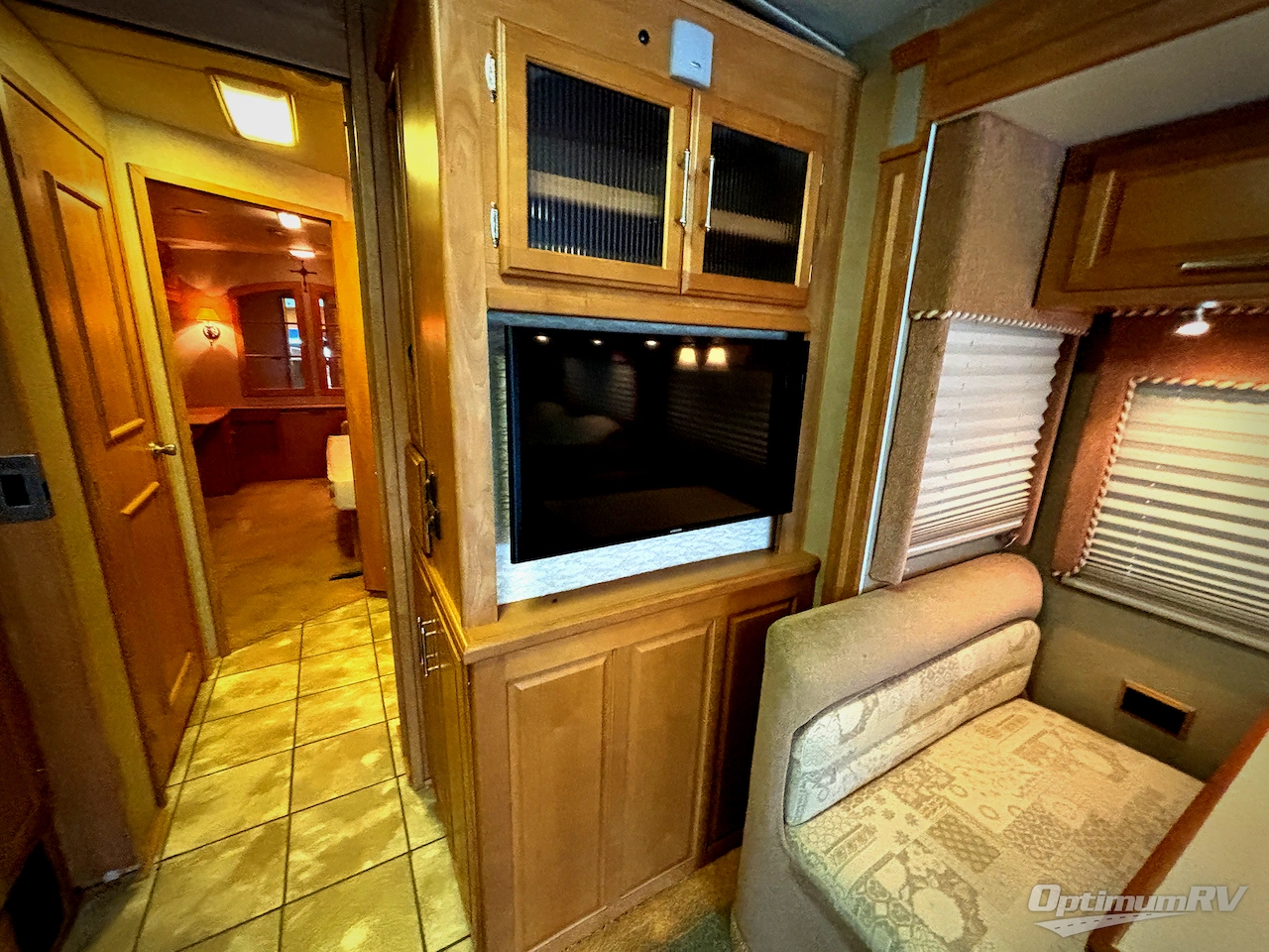 2006 Winnebago Adventurer 37B Photo 14