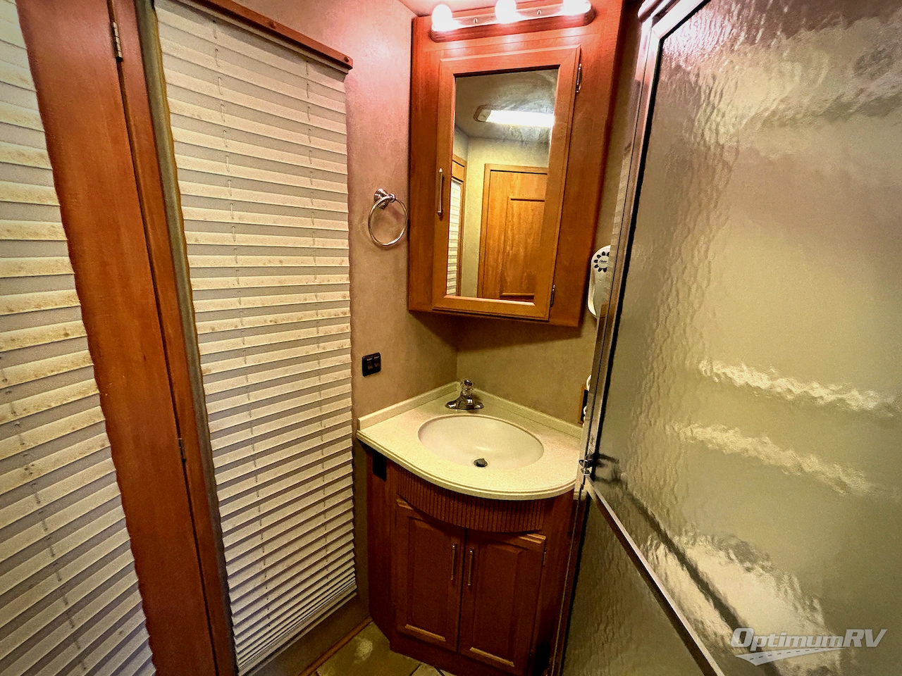 2006 Winnebago Adventurer 37B Photo 16