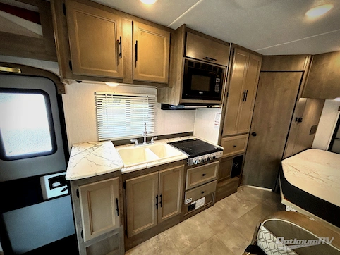 2021 Coachmen Freelander 22XG Chevy 4500 RV Photo 2