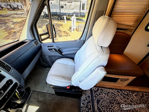 2013 Leisure Travel Unity U24TB RV Photo 3