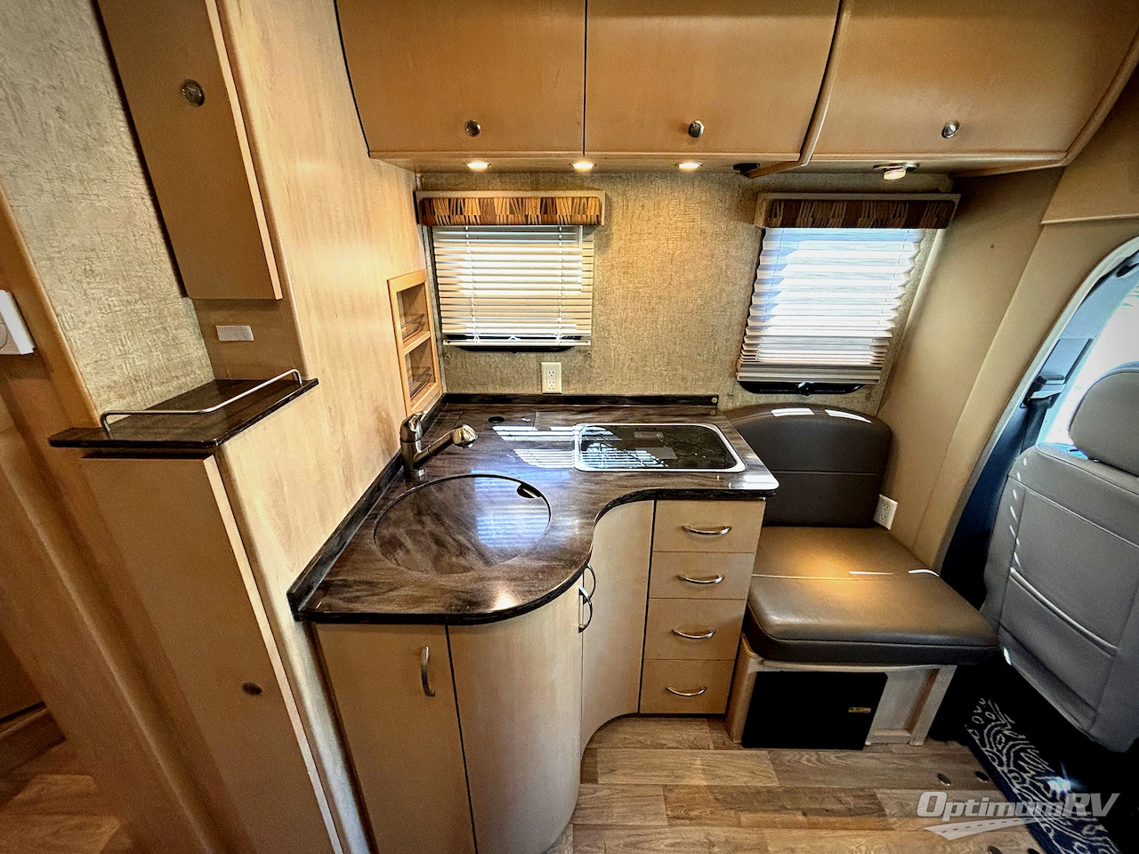 2013 Leisure Travel Unity U24TB Photo 6