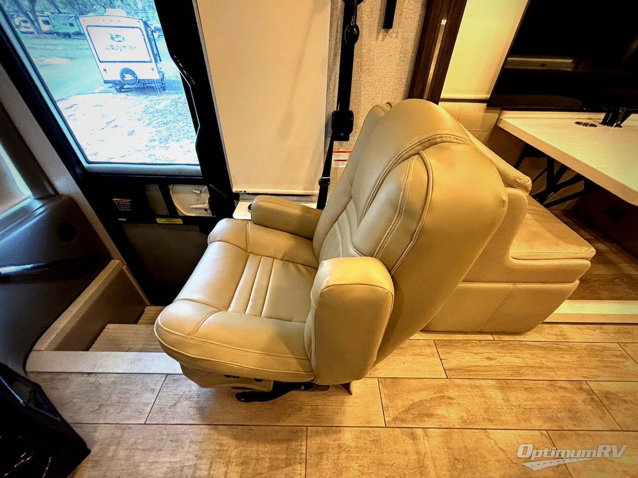 2023 Thor Venetian B42 Photo 9