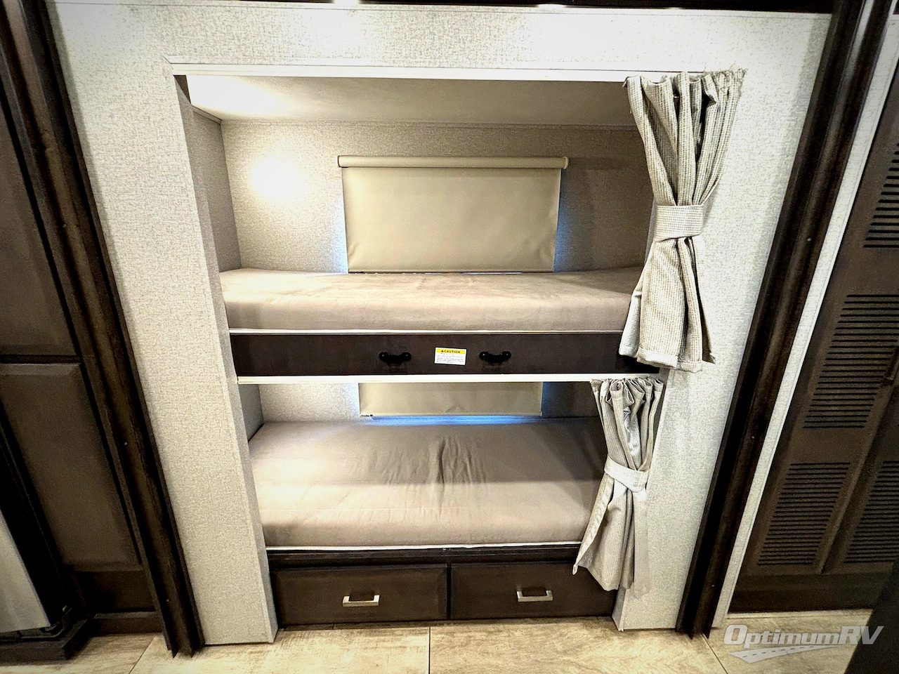 2023 Thor Venetian B42 Photo 16