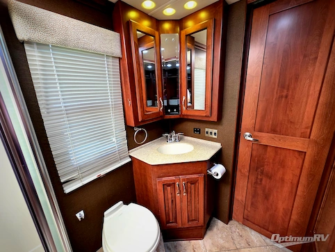 2012 Fleetwood Discovery 40G RV Photo 4