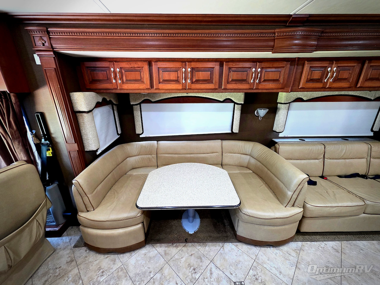 2012 Fleetwood Discovery 40G Photo 9