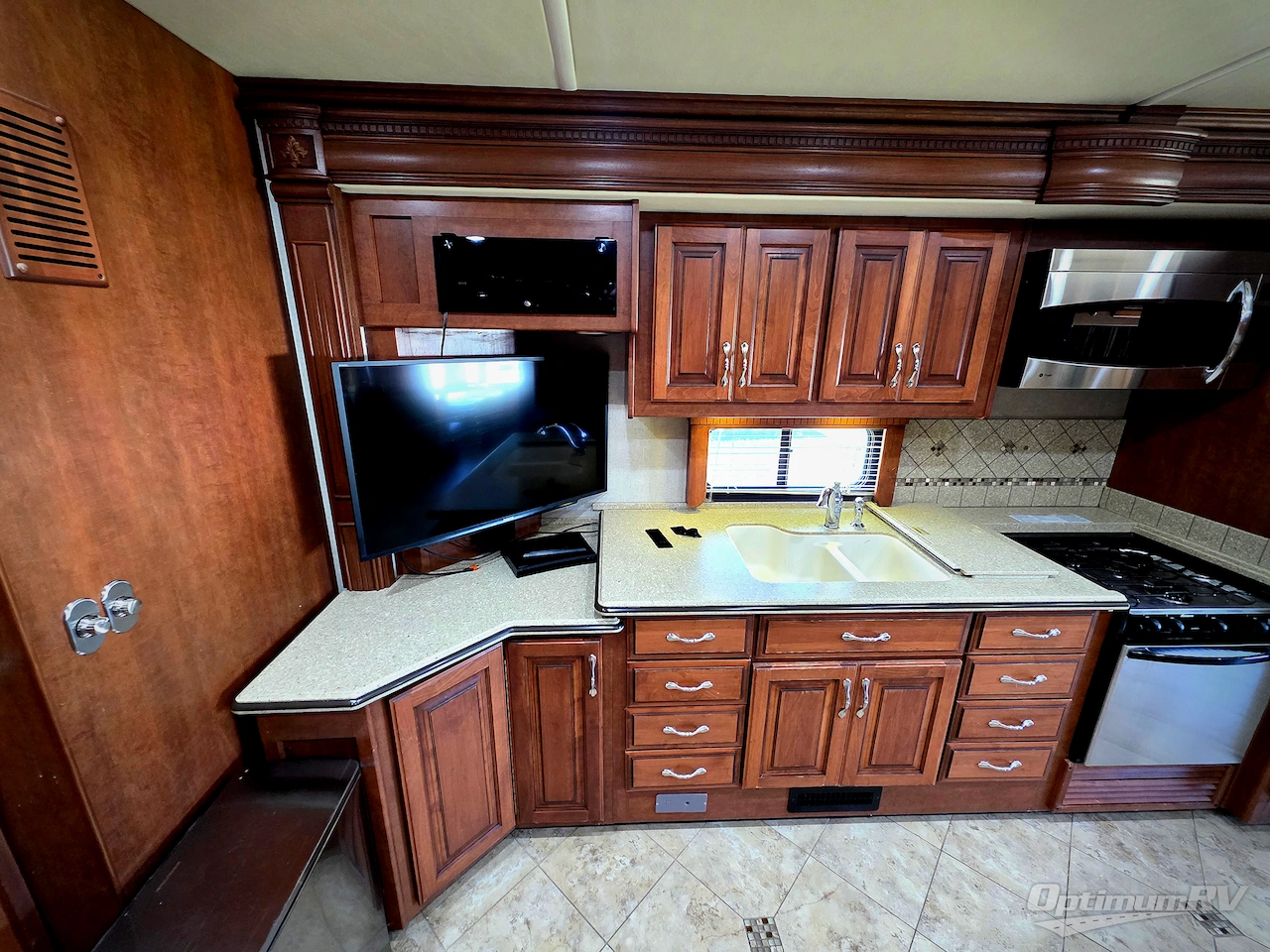 2012 Fleetwood Discovery 40G Photo 11