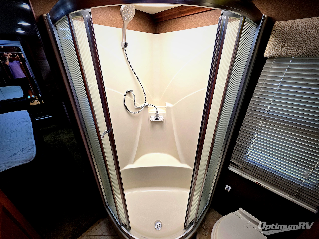 2012 Fleetwood Discovery 40G Photo 15