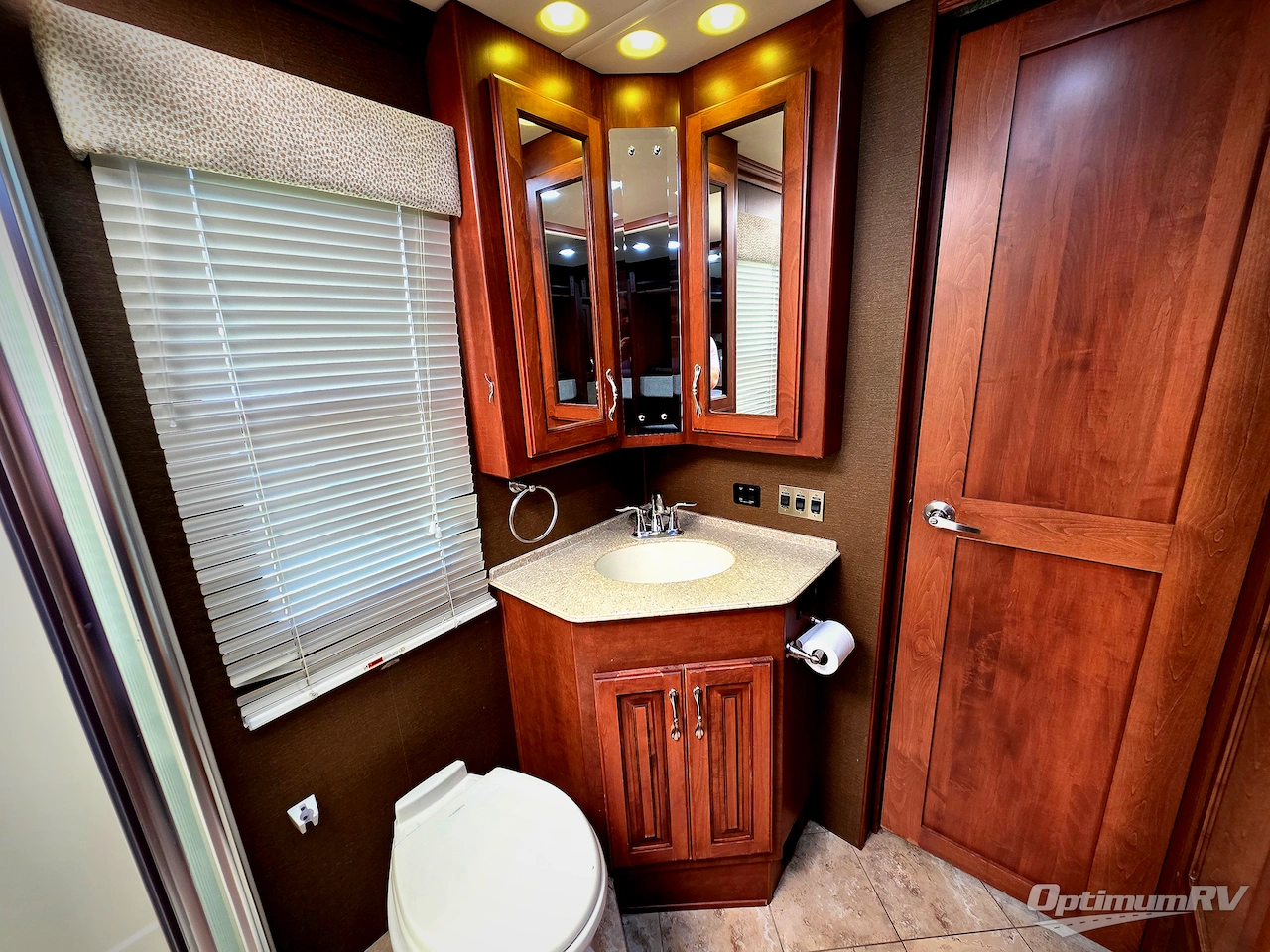 2012 Fleetwood Discovery 40G Photo 16