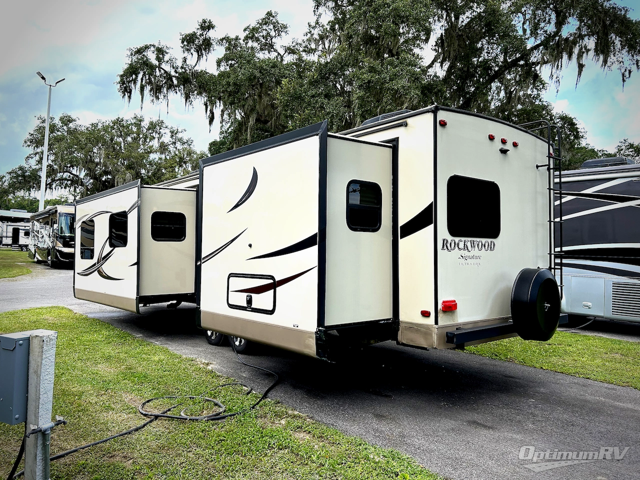 2017 Forest River Rockwood Signature Ultra Lite 8315BSS Photo 3