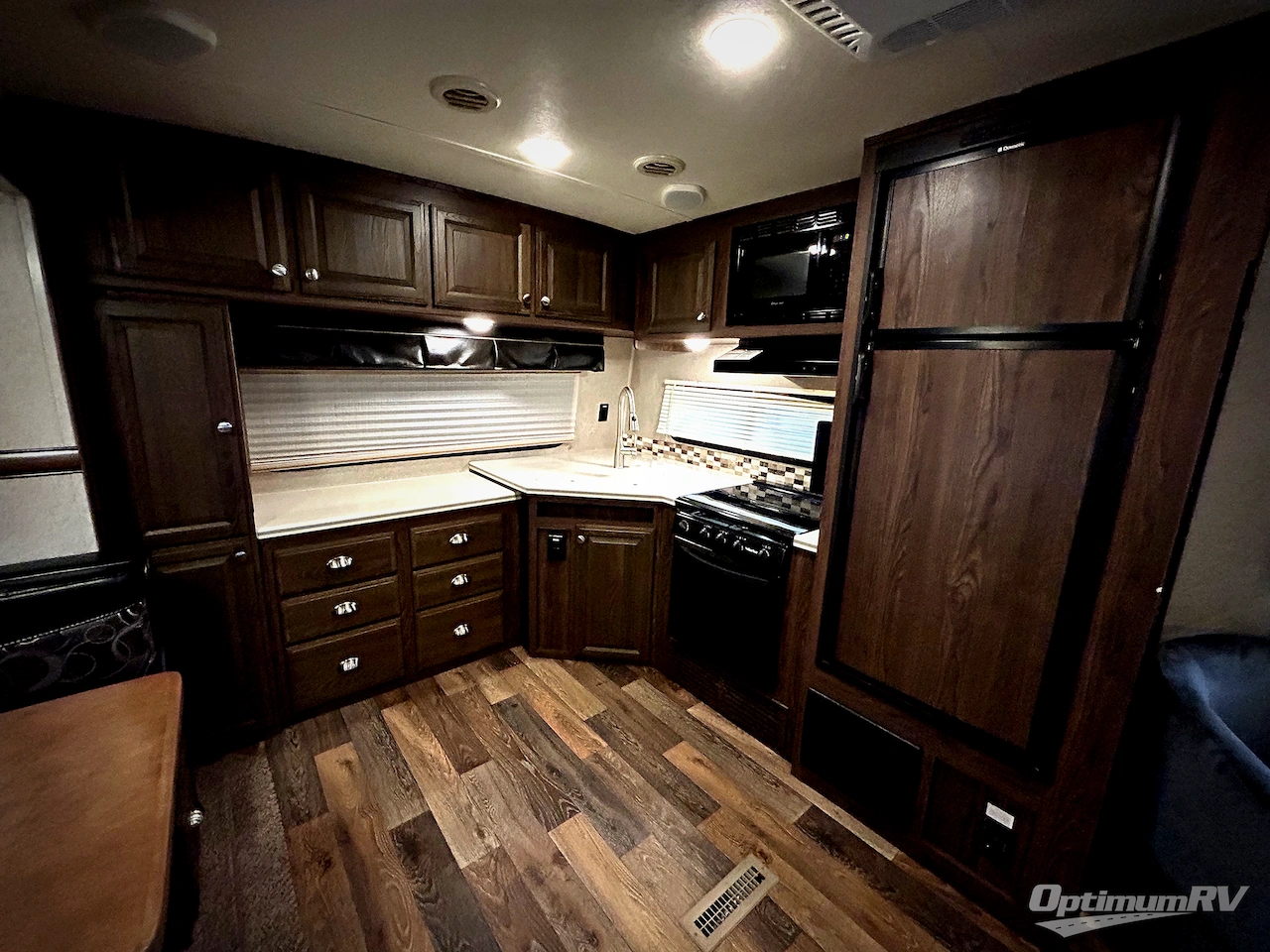 2017 Forest River Rockwood Signature Ultra Lite 8315BSS Photo 6