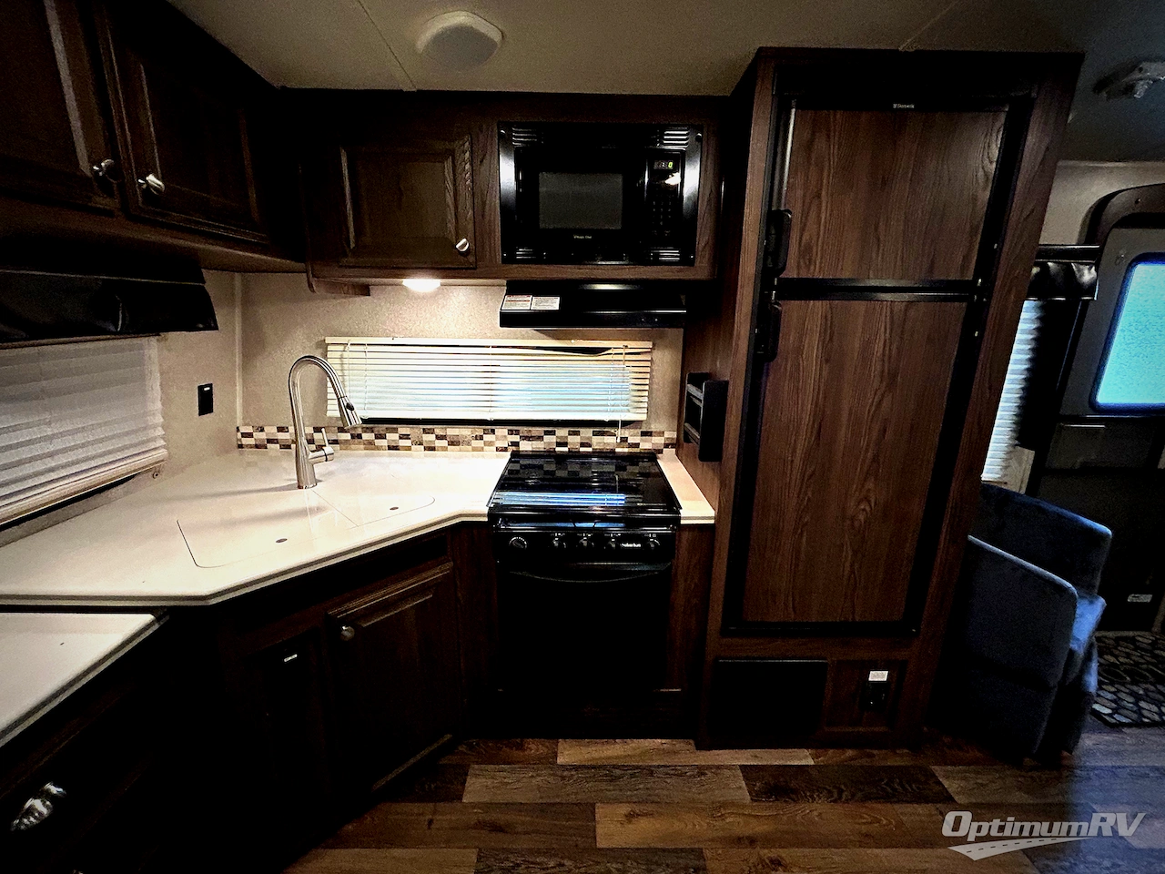 2017 Forest River Rockwood Signature Ultra Lite 8315BSS Photo 7