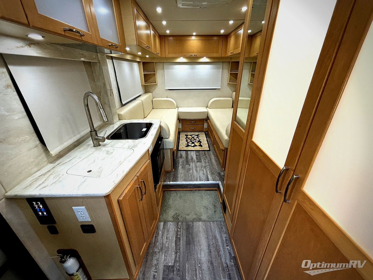 2016 Pleasure-Way Plateau XL Std. Model Photo 4