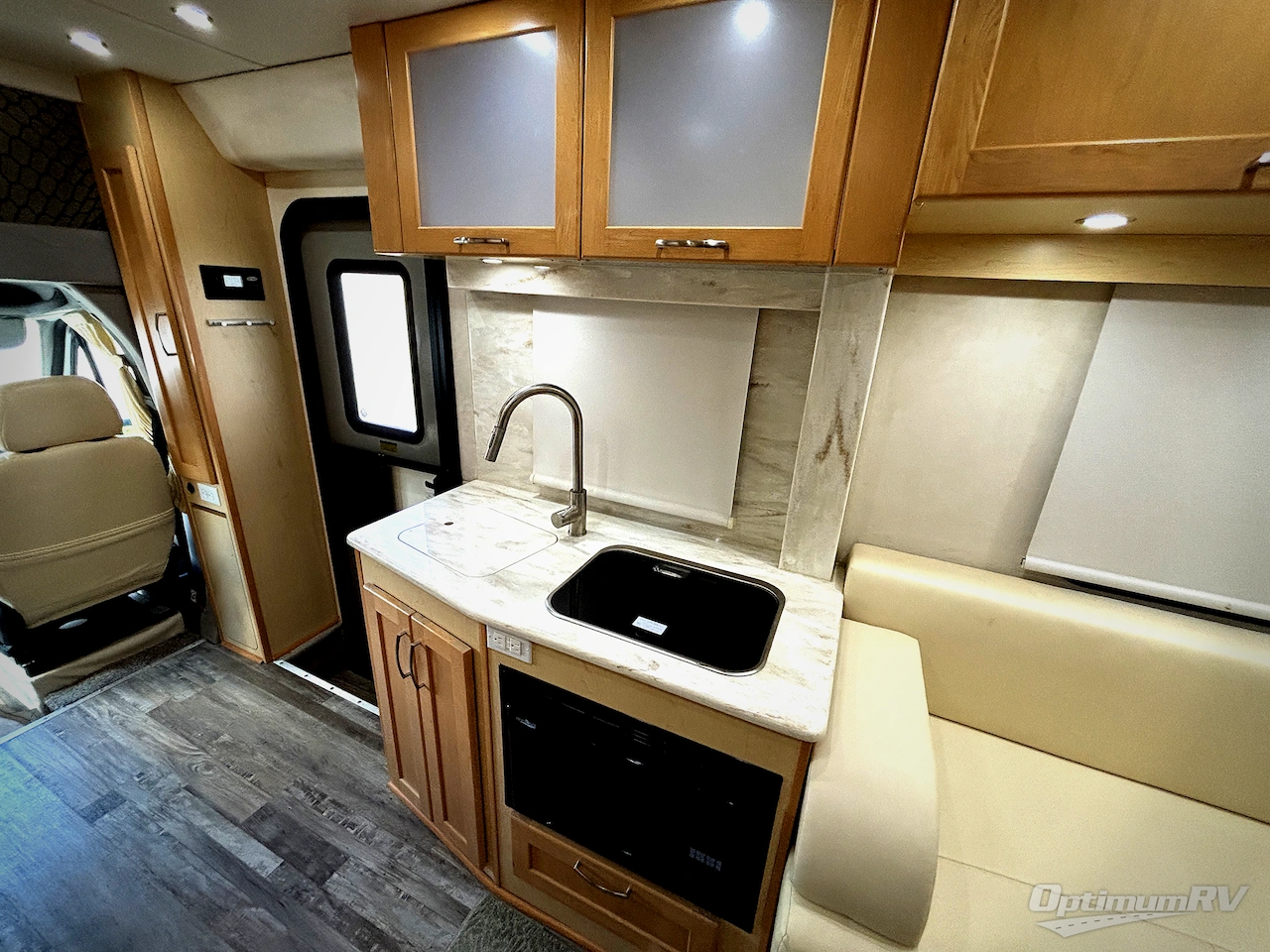 2016 Pleasure-Way Plateau XL Std. Model Photo 6