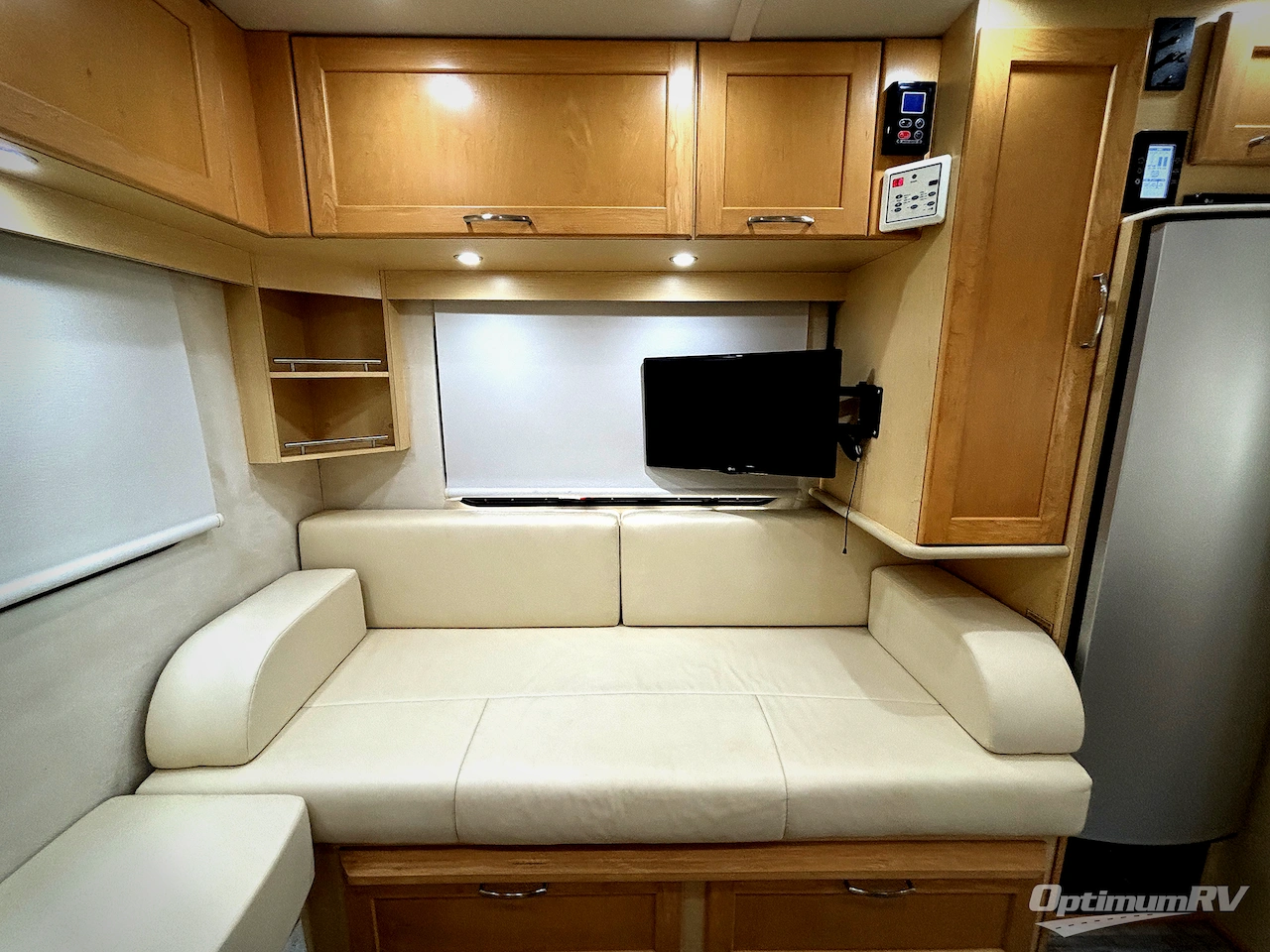 2016 Pleasure-Way Plateau XL Std. Model Photo 17