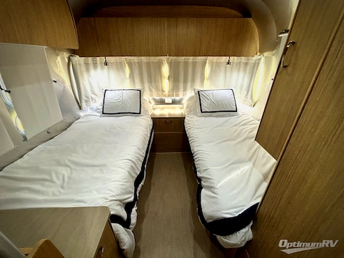 2018 Airstream Flying Cloud 26RB RV Photo 4