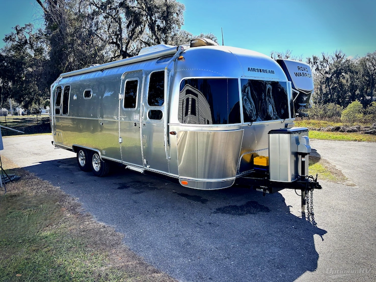 2018 Airstream Flying Cloud 26RB RV Photo 1