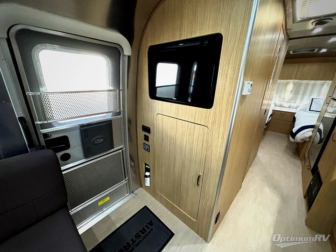 2018 Airstream Flying Cloud 26RB Photo 8