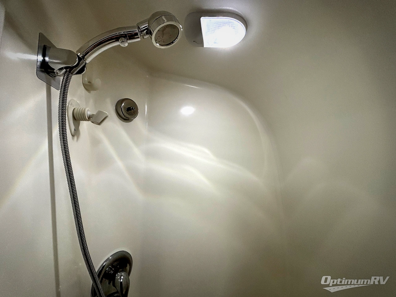 2018 Airstream Flying Cloud 26RB Photo 13