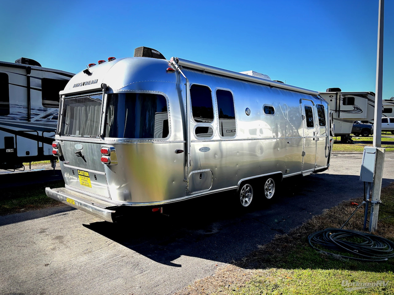 2018 Airstream Flying Cloud 26RB Photo 2