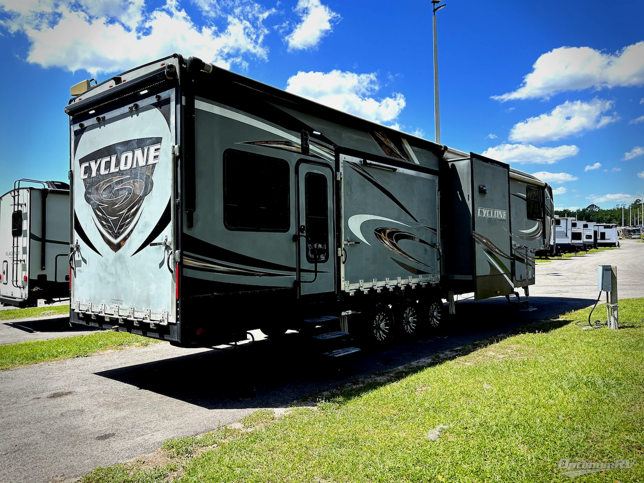 2017 Heartland Cyclone 4250 Photo 2