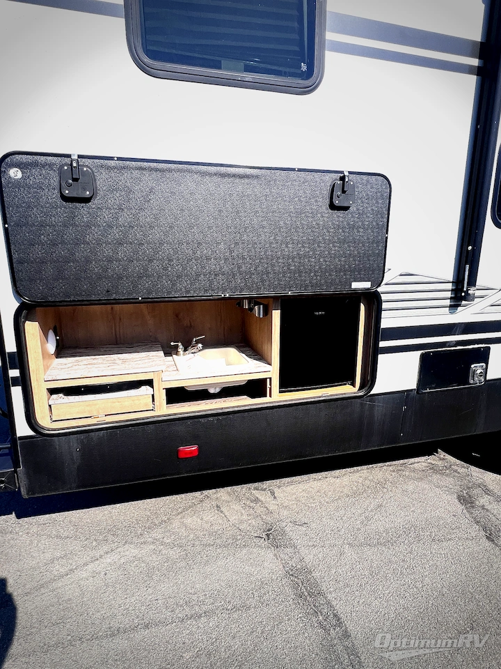 2019 Winnebago Towables Minnie Plus 29RBH Photo 10
