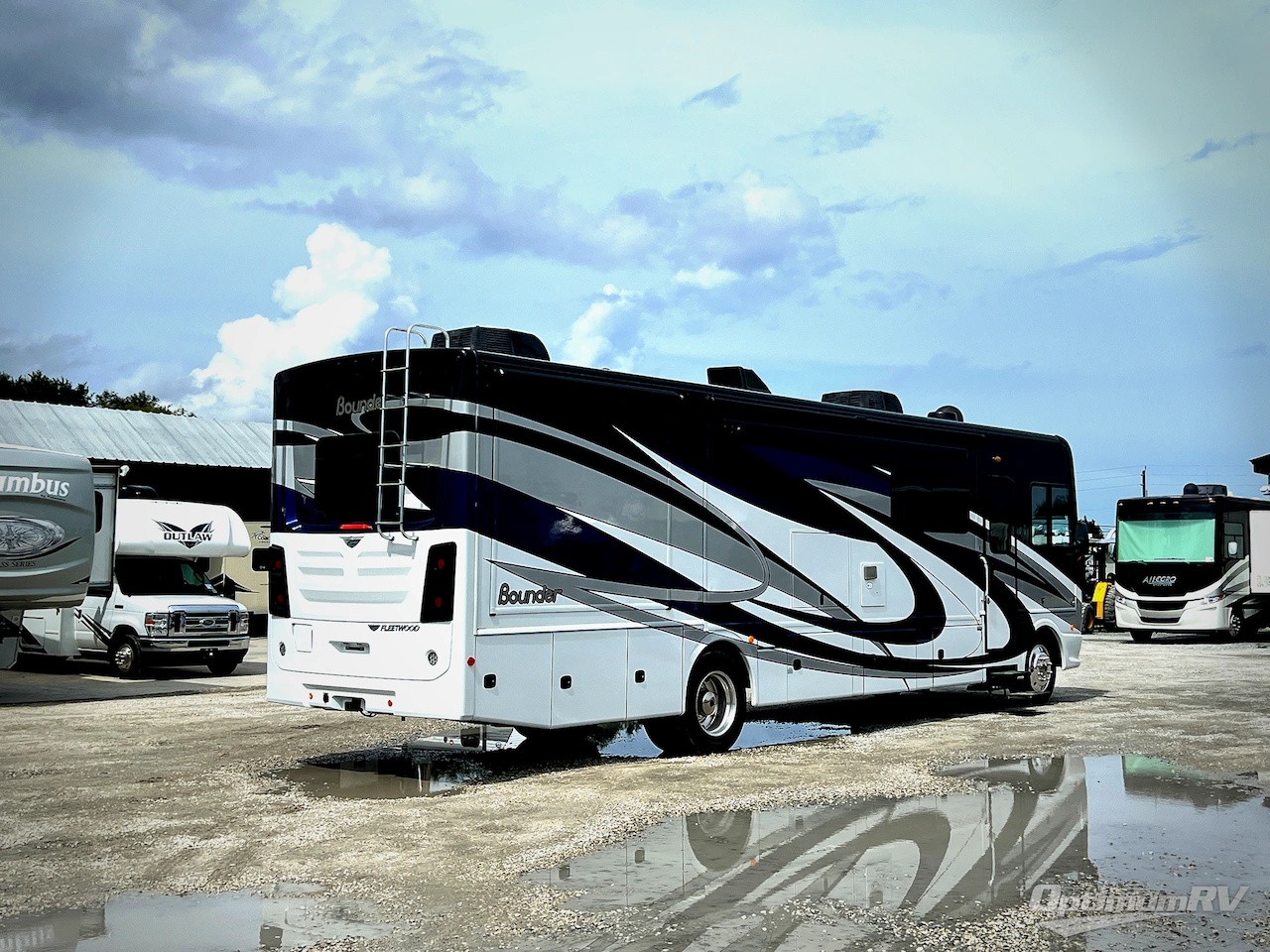 2020 Fleetwood Bounder 35P Photo 2